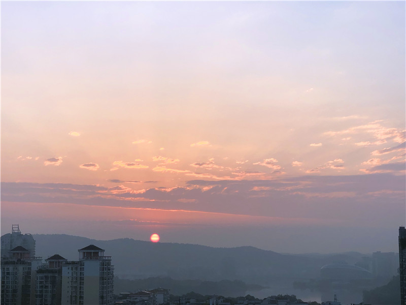 朝陽、晨曦、剪影與風(fēng)卷云舒(圖1)